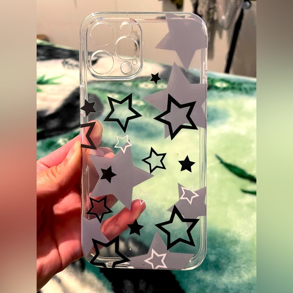 Black,grey,and whit stars on this flexible phone case